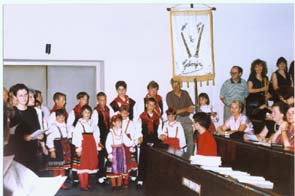 God. skupština 1995., djeca iz Gabonjina, g. Ušalj sa zastavom