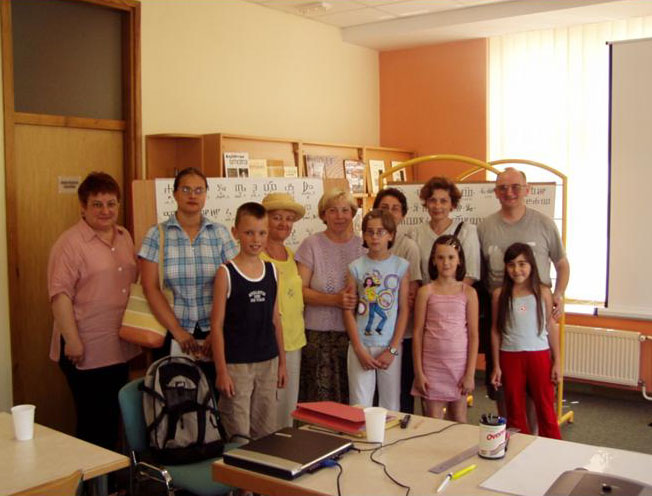 Dio polaznika tečaja glagoljice u Vukovaru, 2004.